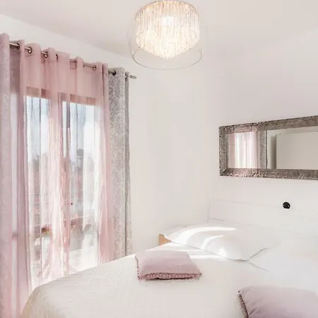 Appartement Cozy Roso With A Pool And A Sea View Postira